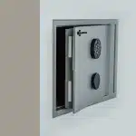 Datentresor mit elektronischem Zahlenschloss für sichere Datenaufbewahrung Geöffneter Datentresor mit elektronischem Zahlenschloss zum Schutz sensibler Daten und Datenträger