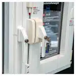 Fenstersicherungen im Showroom | Priesmeier Mechanische Sicherheitstechnik an einem Ausstellungsfenster mit ABUS Fenstersicherungen