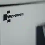 Geöffneter Wertschutztresor von Wertheim mit massiver Tresortür und Innenfächern Geöffneter Wertschutztresor von Wertheim mit massiver Tresortür, elektronischem Zahlenschloss und übersichtlichen Innenfächern zur sicheren Aufbewahrung von Wertgegenständen